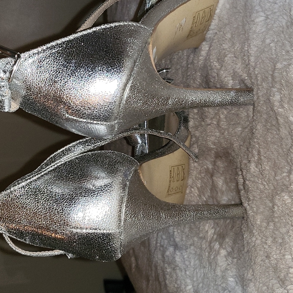 Bow heels - Picture 2 of 3